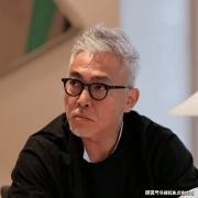 <b>两侧壁灯则选用皮革做为罩</b>